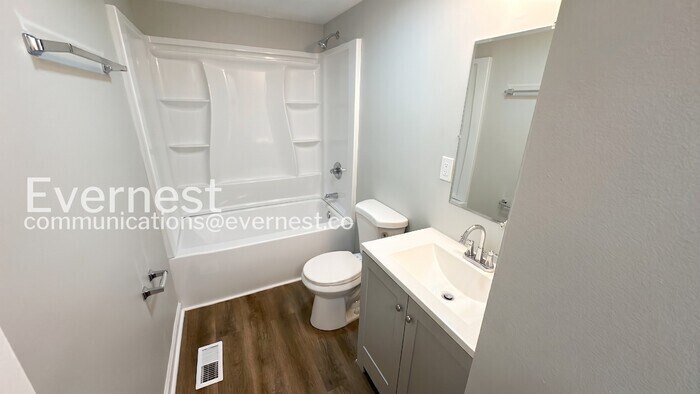 Building Photo - 2865 Chatsworth Way