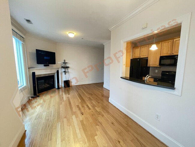 Building Photo - Bright and Airy! 3rd Floor 1 Bedroom 1 Bat...