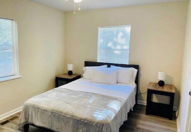 Building Photo - 324 Carlton Dr