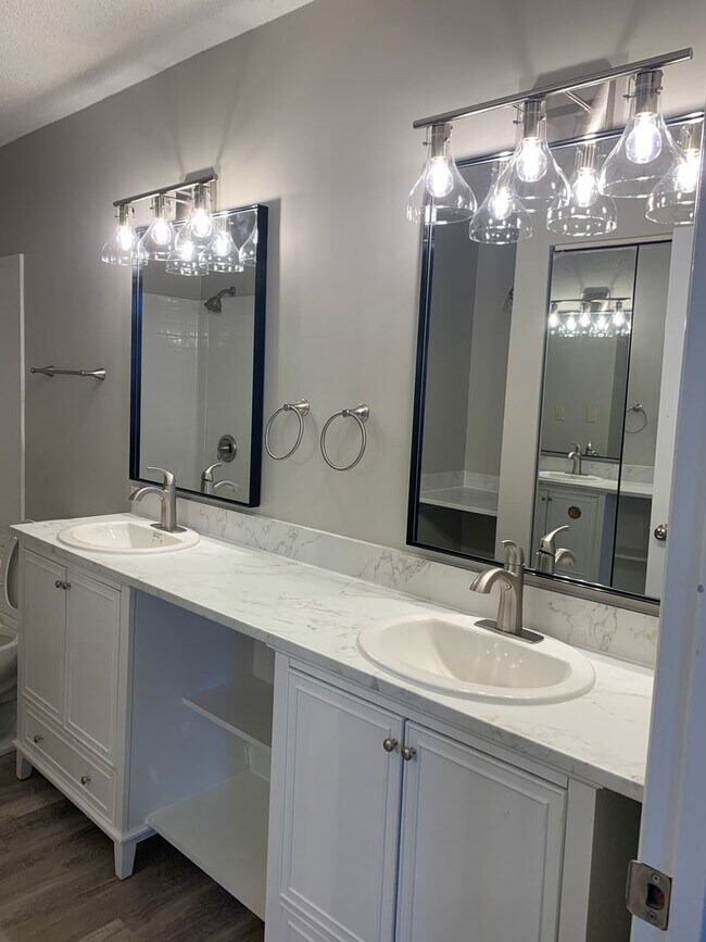 Building Photo - Cozy Living on a quiet cul de sac.