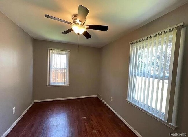 Building Photo - 902 E Windemere Ave