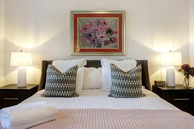 Building Photo - 306 E Victory Dr