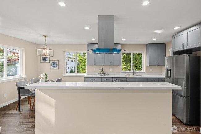 Building Photo - 6423 Ellis Ave S