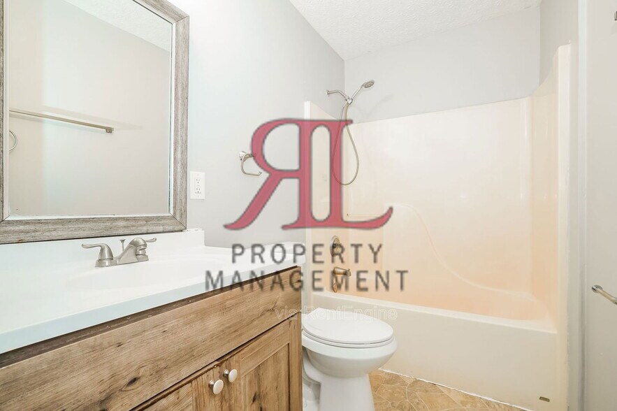 Building Photo - 26 E Woodfield Dr