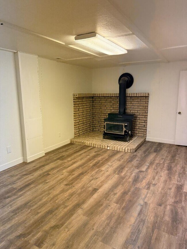 Building Photo - 633 S 1500 E