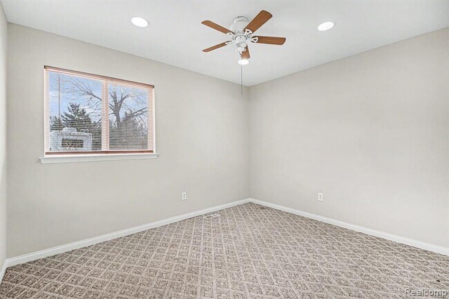 Building Photo - 39024 Faith Dr