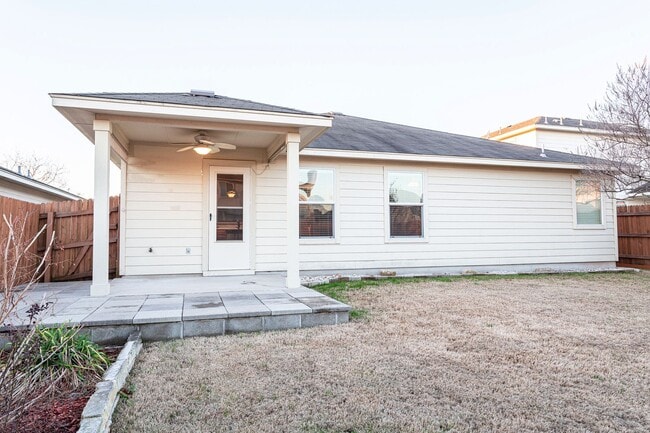 Building Photo - Inviting 4/BR 2/BA Home with Spacious Back...