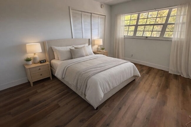 Building Photo - 605 Oaks Dr