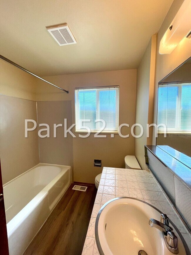 Building Photo - 1402-1404 N Orchard St