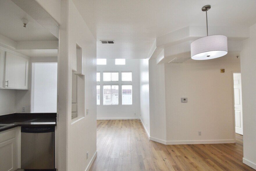 Building Photo - 425 N Alvarado St