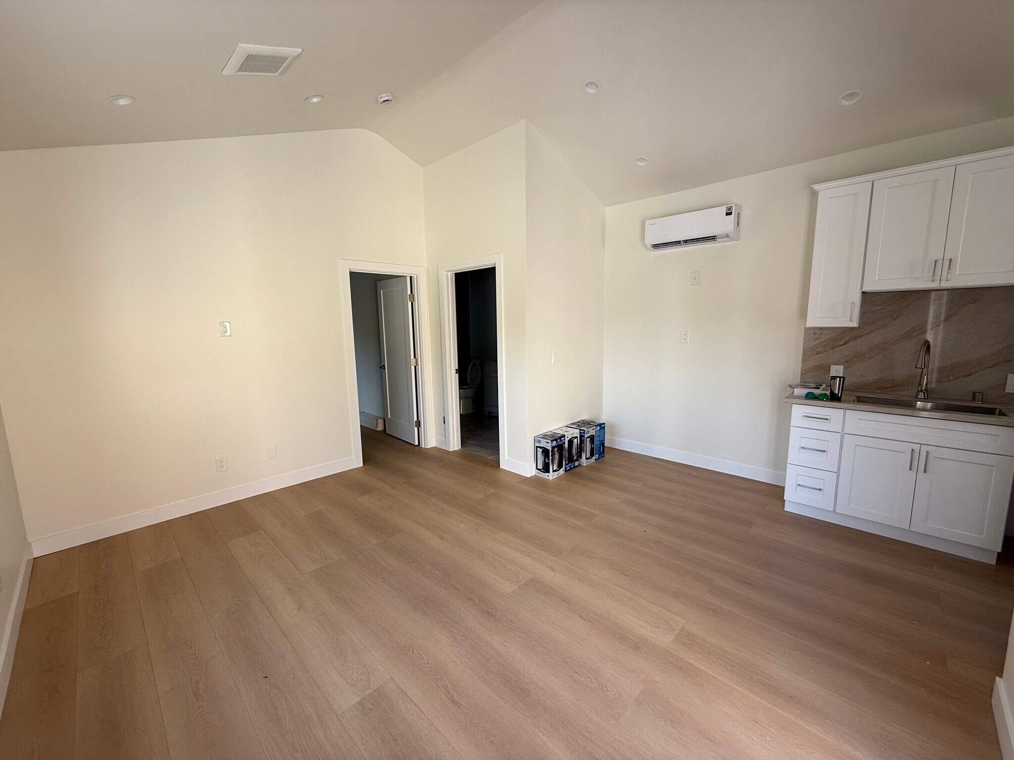 Building Photo - 4931 Placidia Ave