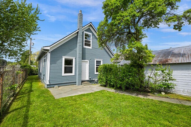 Building Photo - Newly Remodeled Home Available Now!