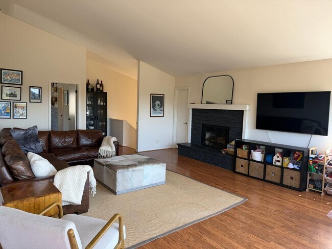 Building Photo - 139 Madrona Ave