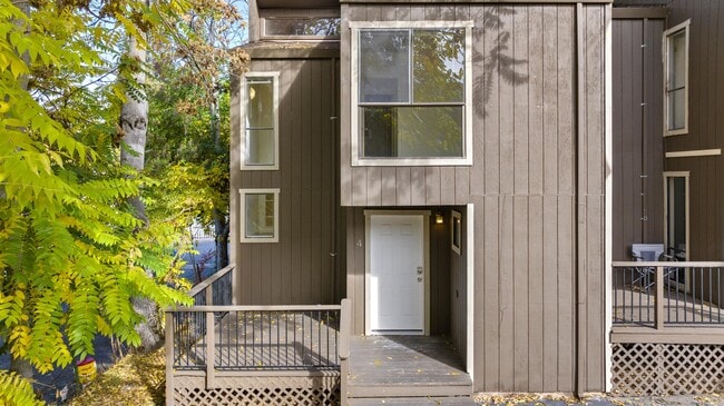 Building Photo - 302 Pleasant St