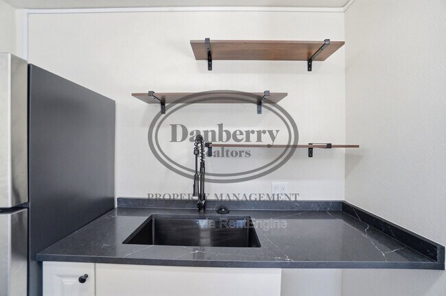 Building Photo - 1133 N Byrne Rd