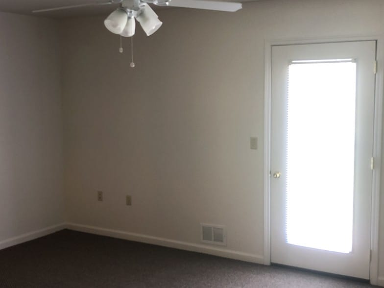 Living room - 15130 Sprucevale Rd