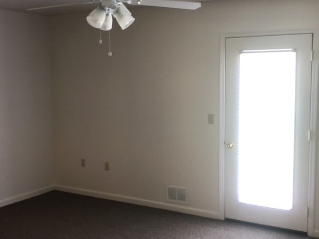 Living room - 15130 Sprucevale Rd