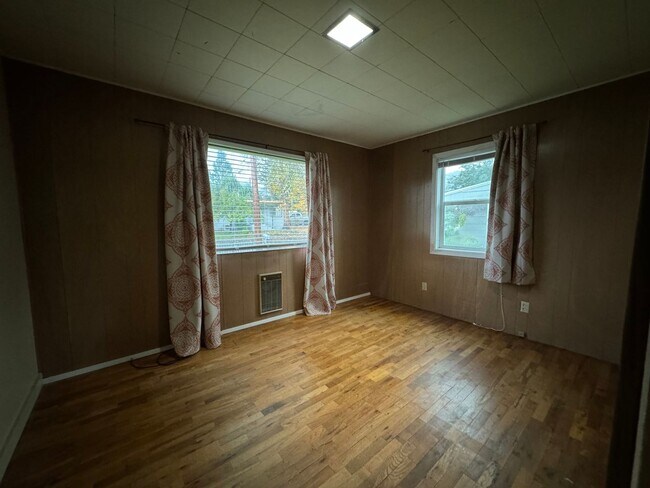 Building Photo - West Roseburg 2 Bedroom house