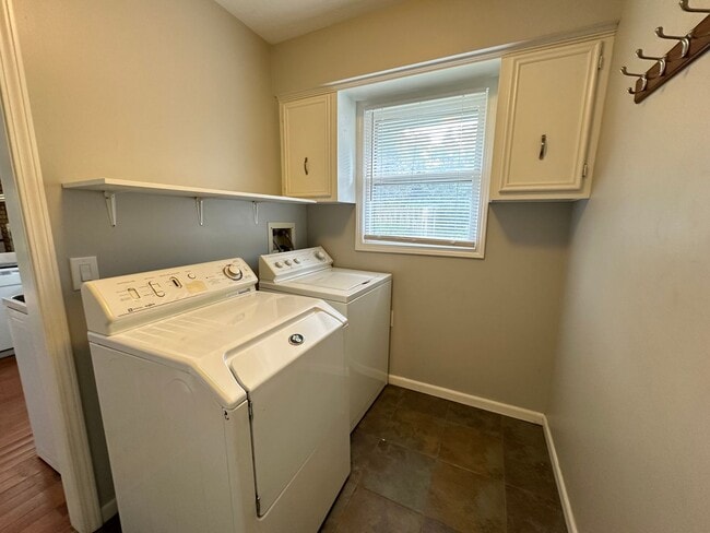 Building Photo - Single Family Home in Alto!