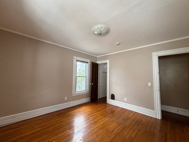 Building Photo - 27 Vick Park B