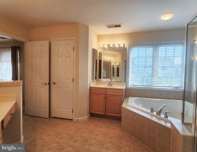 Building Photo - 917 Crestfield Dr