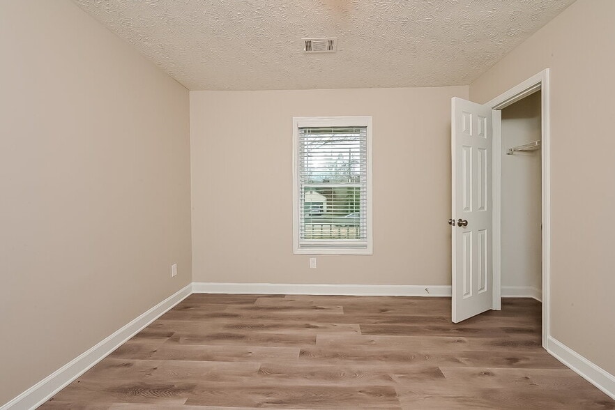 Building Photo - 5815 Mistyview Dr