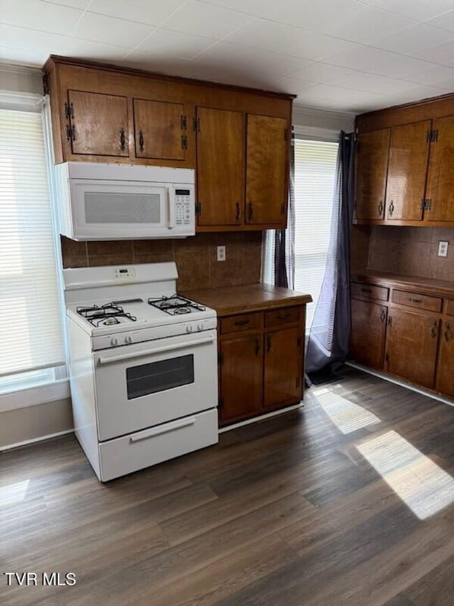 Building Photo - 4 Bedroom 2 Bath in Bristol, TN