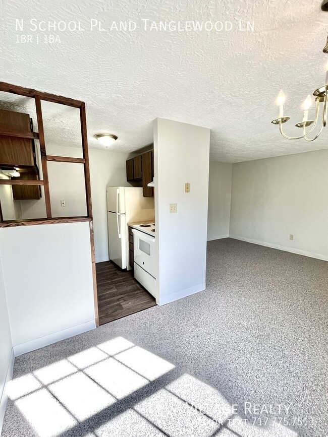 Building Photo - MOVE-IN READY! Top Floor! Roomy 1-Bed with...