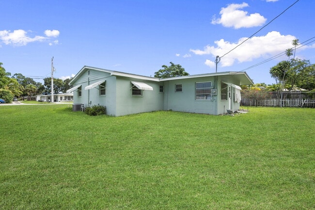 Building Photo - 1658 NE Sunview Terrace