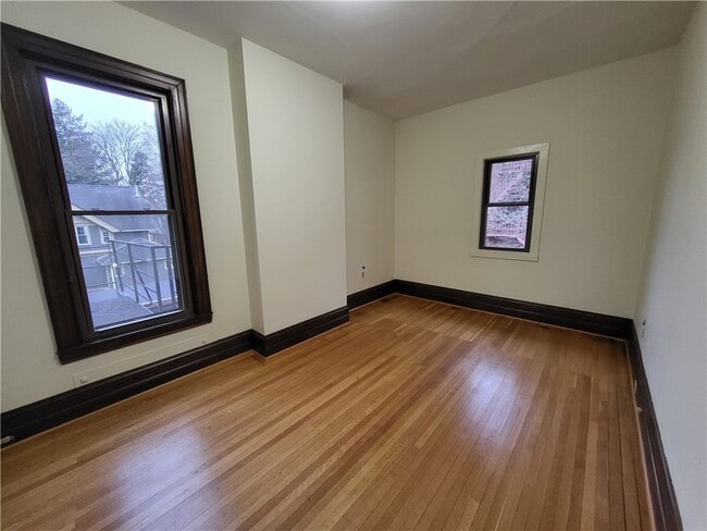 Building Photo - 1063 East Ave