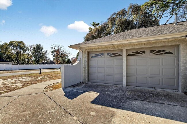 Building Photo - 15047 Woodbury Rd