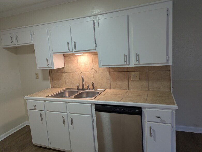 Building Photo - 1615 Dawnview Ln