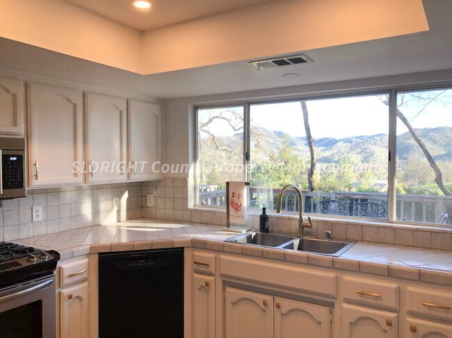 Building Photo - AVAILABLE NOW- Recently Updated Home on Lake Nacimiento - 3 Bed / 2 Bath