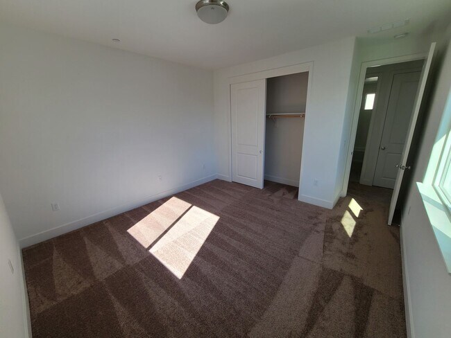 Building Photo - Stunning 4 Bedroom, 3 Bath Mountain house Home W/ Solar