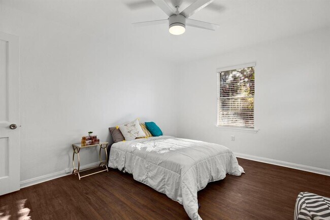 Building Photo - 301 E 33rd St