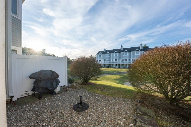 Building Photo - 561 White Cliffs Dr