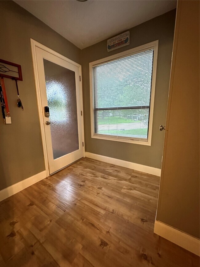Building Photo - 3850 Knollcrest Dr