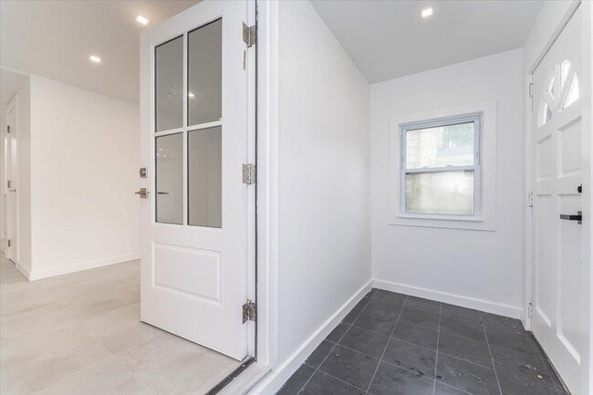 Building Photo - 1079 Stanton Ave