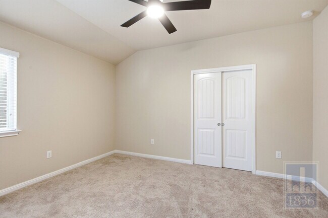 Building Photo - 821 Schefer St