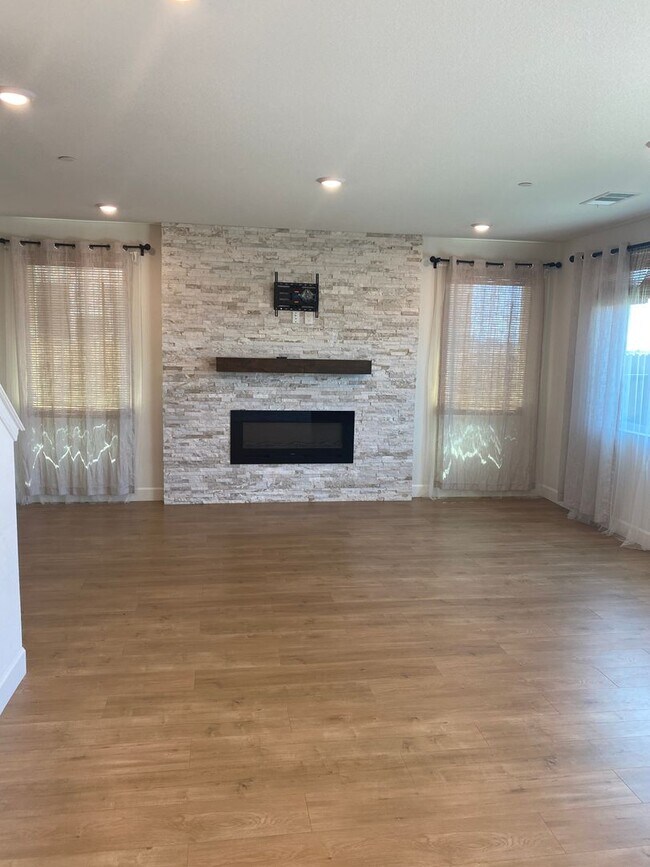 Building Photo - Beautifully upgraded Rocklin 4 Bedroom Home with Owned 15 Panel 5kwh Solar!