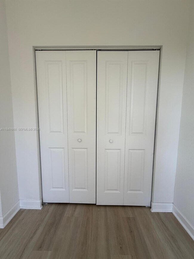 Building Photo - 909 NE 211th St