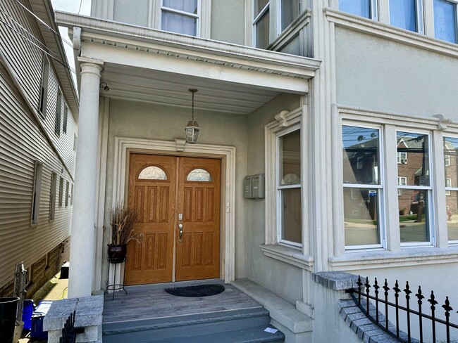 Building Photo - 314 Devon St