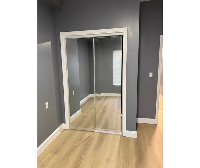 Building Photo - 427 S Augusta Ave