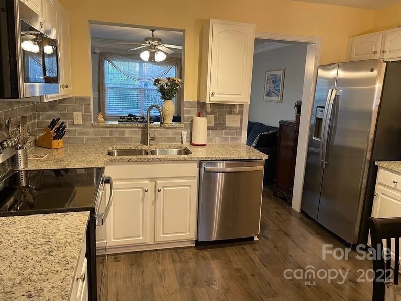 Building Photo - Room in House on Meadowcreek Village Dr