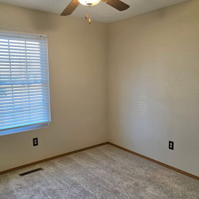 Building Photo - Great 3 bed 1.5 bath house in South Springfield