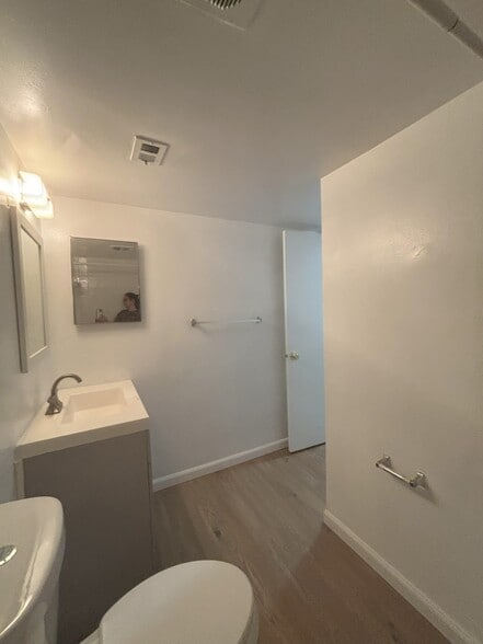 Bathroom - 818 Quince Orchard Blvd