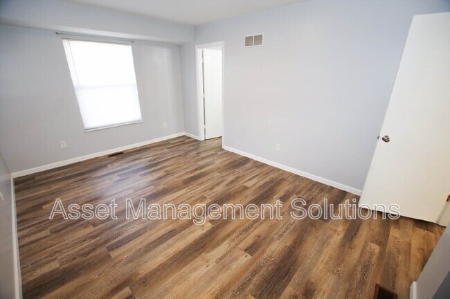Building Photo - 1 Oak Point Dr