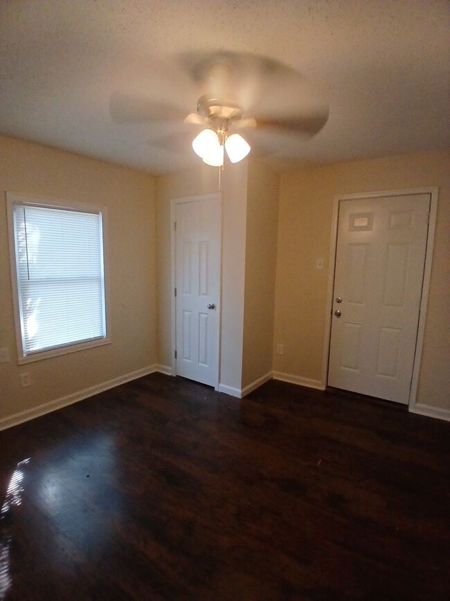 Building Photo - Newly Renovated 2 bedrrrom 1 bath duplex