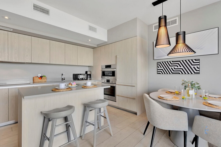 Building Photo - 4010 S Ocean Dr