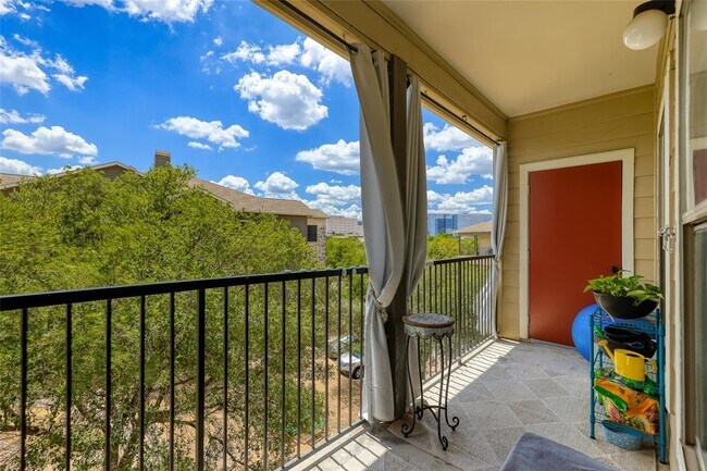 Building Photo - 2320 Gracy Farms Ln